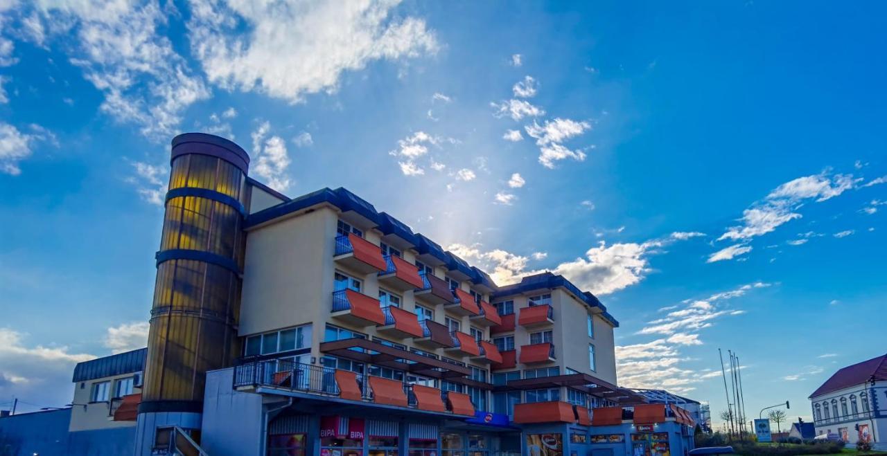 Hotel Garic Garesnica Exteriör bild
